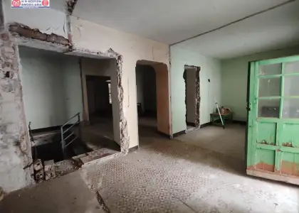 edificio de tres alturas con local comercial en calle Emilio Castelar en Alcázar de San Juan