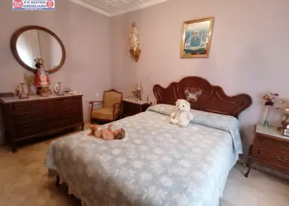 Casa centrica con vivienda completa en planta alta y otra en planta baja, con garje y terraza en Herencia