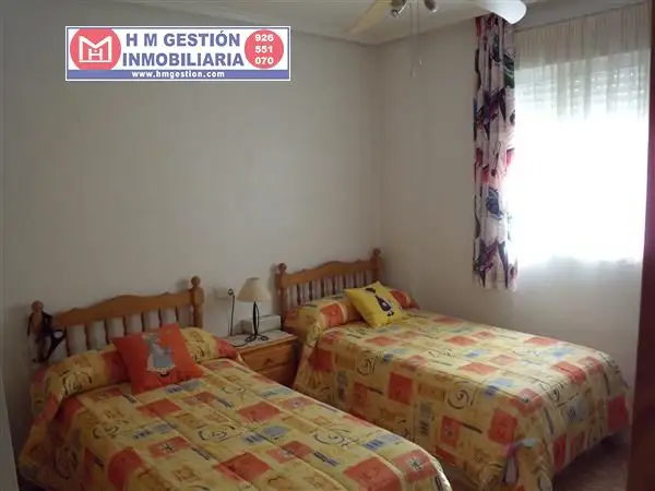 Excelente vivienda de tres dormitorios y dos baños en Torrevieja, a cien metros de la playa. El edificio es de solo diez vecinos, la vivienda se entrega amueblada y con elecrtodomésticos. Precio neg en Torrevieja