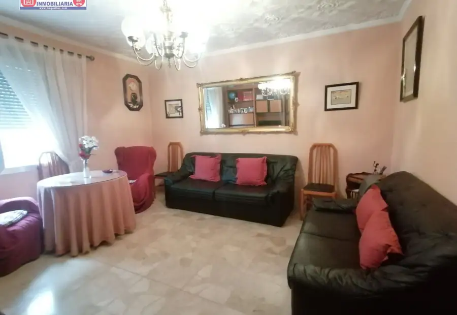 Casa centrica con vivienda completa en planta alta y otra en planta baja, con garje y terraza en Herencia