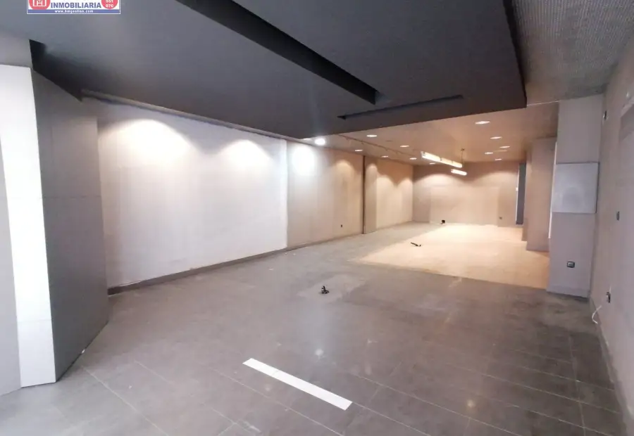 Local comercial en pleno centro de Herencia con baños adaptados,y escaparate de 6,10 metros en Herencia