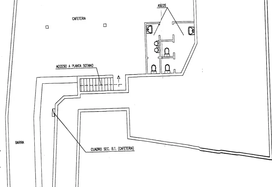 Local comercial de 227 m. Plaza de españa con salida de humos y licencia en uso para cafeteria, a/a en Alcázar de San Juan
