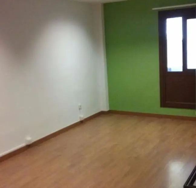 Oficina a la venta con dos despachos, sala de juntas y aseos, archivo y centralita de redes. Precio negociable, posibilidad de financiación 100% en Alcázar de San Juan