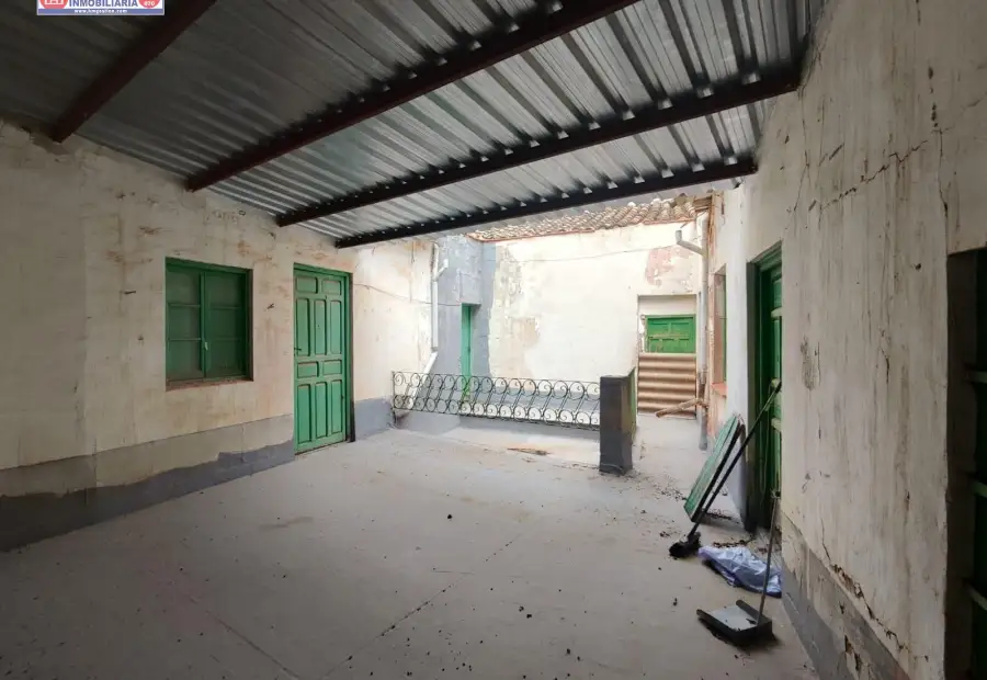 edificio de tres alturas con local comercial en calle Emilio Castelar en Alcázar de San Juan