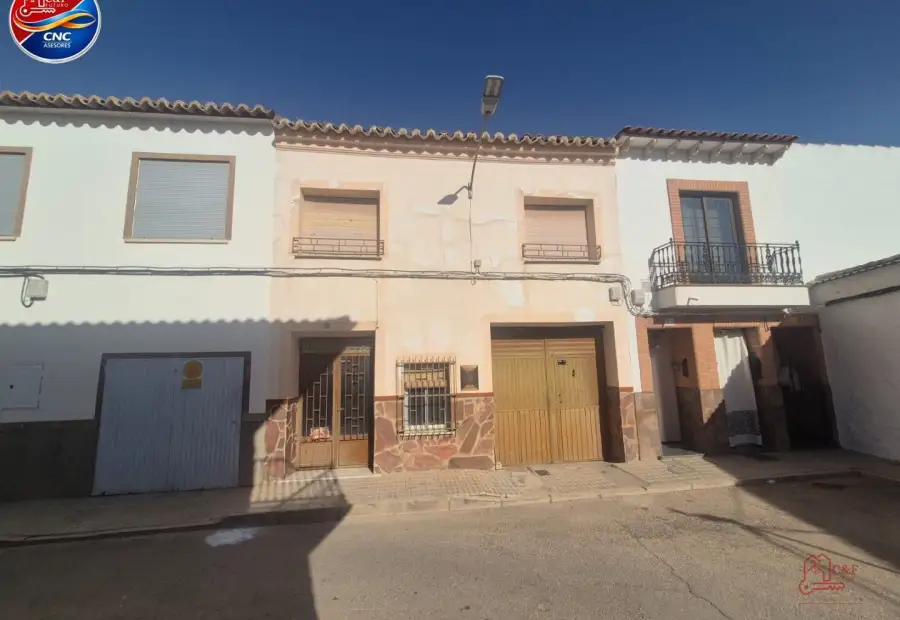 Casa en venta en Herencia, de 280 m2 con 8 dormitorios y 2 baños por 103.200 €, Ref. 0403 en Herencia
