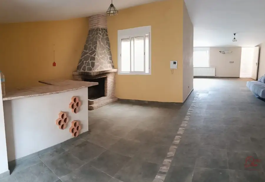 Casa en venta en Alcázar De San Juan, Goya, de 700 m2 con 4 dormitorios, 4 baños, plaza de garaje, trastero, balcón y terraza por 280.000 €, Ref. 0344 en Alcázar de San Juan