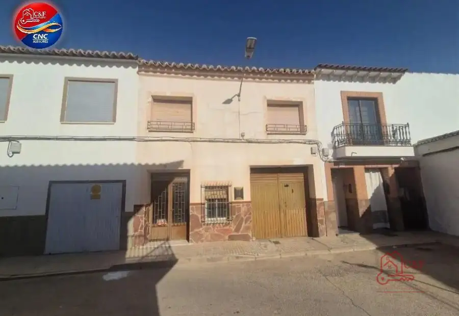 Casa en venta en Herencia, Calle Santa Lucía, de 255 m2 con 8 dormitorios, 2 baños y plaza de garaje por 97.125 €, Ref. 0421 en Herencia
