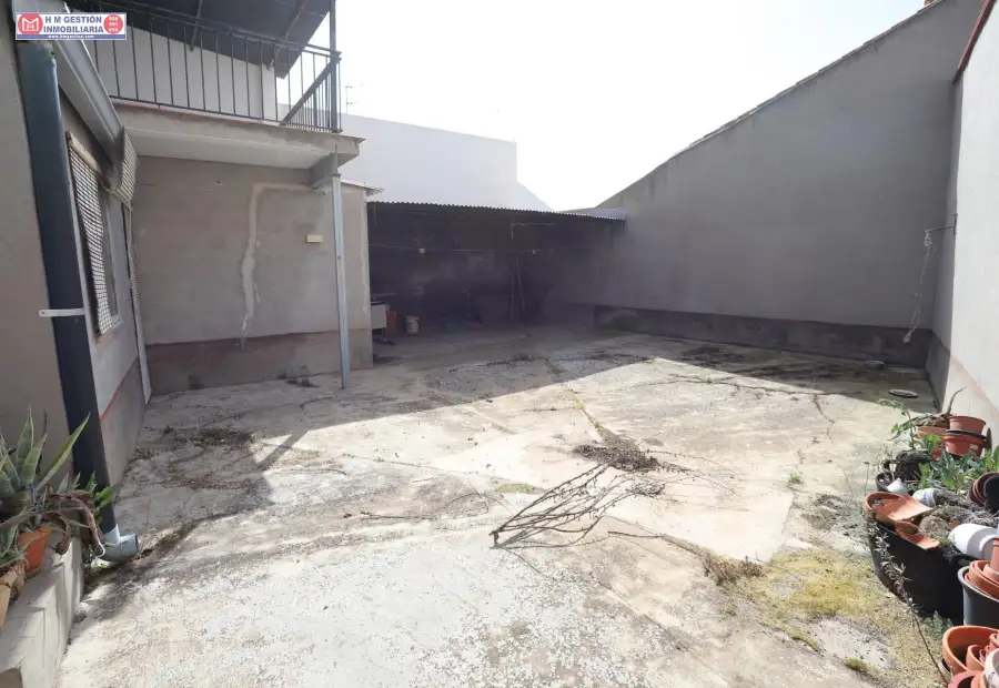 Amplia Casa en Campo de Criptana con Patio y Dos Viviendas Completas por €130,000 en Campo de Criptana