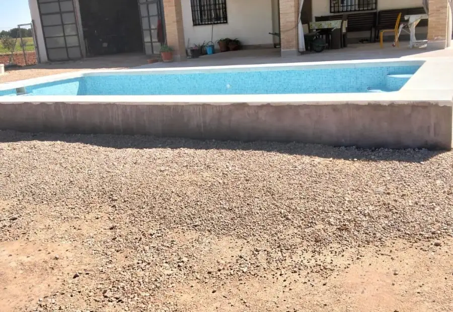 terreno de 2 hectareas con olivos y chalet Y DOS NAVES en Alcázar de San Juan