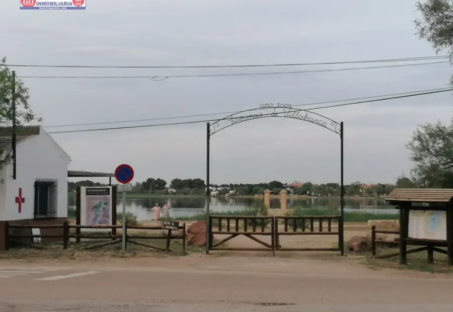 Negocio de hostelería con vivienda y licencia en uso complejo lagunar en Villafranca de los Caballeros
