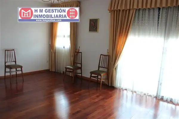 Exclusiva vivienda totalmente exterior, con cocina amueblada, patio interior, aire acondicionado, calefacción de aire acondicionado, descalcificador, Plaza de Garaje y Trastero. en Herencia