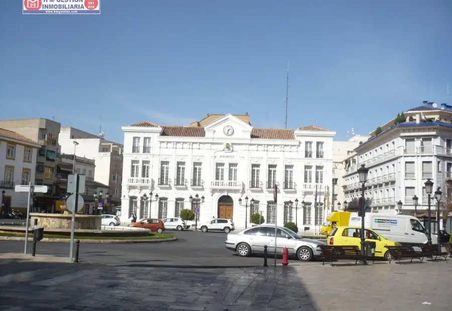 Garaje cerrado para dos coches junto a Plaza de España en Tomelloso