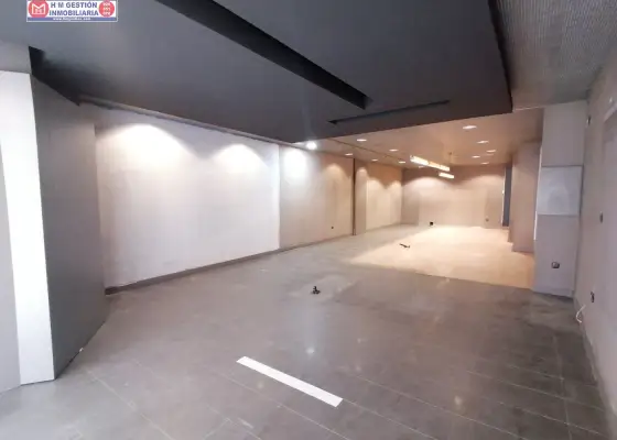 Local comercial en pleno centro de Herencia con baños adaptados,y escaparate de 6,10 metros en Herencia