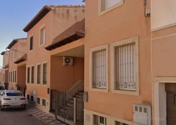 Adosado seminuevo amueblado con calefacción y piscina en La Villa de Don Fadrique