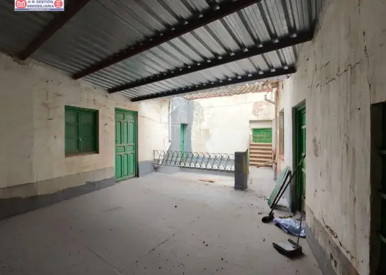 edificio de tres alturas con local comercial en calle Emilio Castelar en Alcázar de San Juan