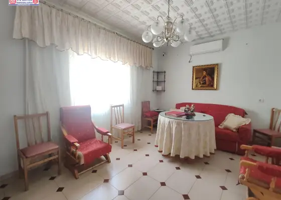 Casa adosada en esquina con dormitorio en planta baja en Alcázar de San Juan