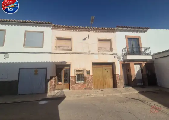 Casa en venta en Herencia, de 280 m2 con 8 dormitorios y 2 baños por 103.200 €, Ref. 0403 en Herencia