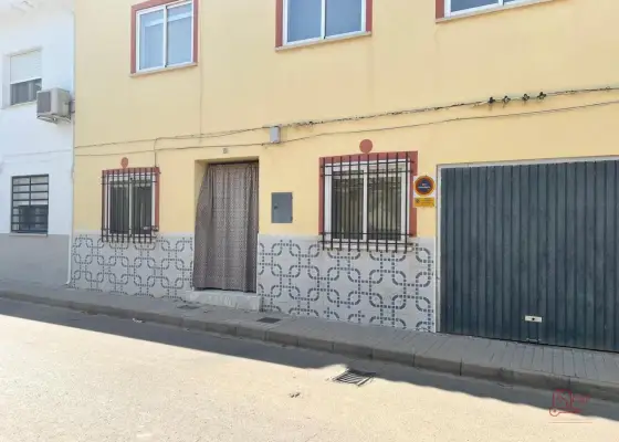 Casa en venta en Herencia, Calle Ronda, de 124 m2 con 3 dormitorios, 2 baños, plaza de garaje, trastero y 2 terrazas por 60.000 €, Ref. 0432 en Herencia