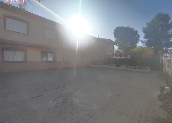 CASA RURAL, 7 DORMITORIOS DOBLES, BODEGA, CON PARCELA DE 38.000 METROS CONTIGUA a desarrollar en Puerto Lápice