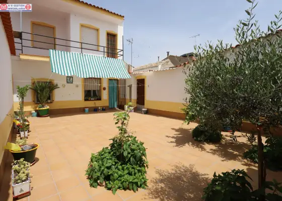 CASA PARA ENTRAR A VIVIR CON 3 DORMITORIOS, PATIO DE 90 m2 Y GARAJE AMPLIO en Herencia