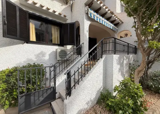 Apartamento en venta en Orihuela Costa, Cabo Roig, de 65 m2 con 2 dormitorios, baño y terraza por 214.000 €, Ref. 365 en Orihuela Costa