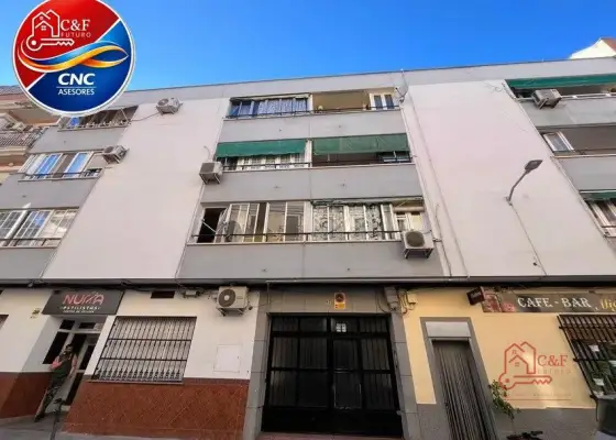 Piso en venta en Tomelloso, de 106 m2 con 3 dormitorios y 2 baños por 60.000 €, Ref. 0400 en Tomelloso