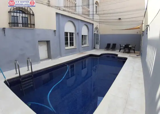 Casa a estrenar con 277 m2 de parcela, 5 dormitorios, 3 baños completos, garaje y piscina privada. en Herencia