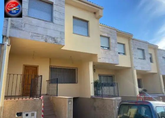 Chalet en venta en Villarrubia De Los Ojos, Calle El Alamillo, 24, de 254 m2 con 4 dormitorios, 3 baños, plaza de garaje, trastero y terraza por 105.000 €, Ref. 0414 en Villarrubia de los Ojos