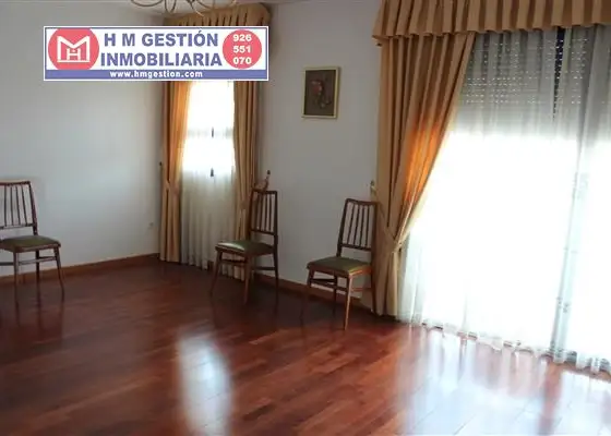 Exclusiva vivienda totalmente exterior, con cocina amueblada, patio interior, aire acondicionado, calefacción de aire acondicionado, descalcificador, Plaza de Garaje y Trastero. en Herencia